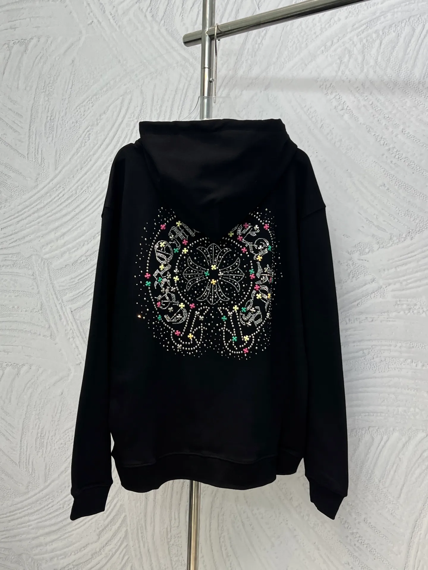 P370 𝗖𝗵𝗿𝗼𝗺𝗲 𝗛𝗲𝗮𝗿𝘁𝘀Cro Heart Catwalk style pure cotton terry zipper hooded jacket. High weight cotton double yarn 380g large terry fabric, fixed and dyed matching ribs, top-notch workmanship, customized full set of accessories, clear letters and perfect restoration without difference. The perfect combination of the hot-drilling process and the high-temperature hot-pressing multi-colored Sanskrit cross process enables precise needle placement! All wiring is special machine chain double wire, absolutely high quality craftsmanship!  Size: M L XL XXL